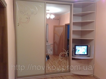 Шкафы купе с рисунком на стекле