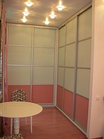 Гардеробный шкаф. Пленка на стекле