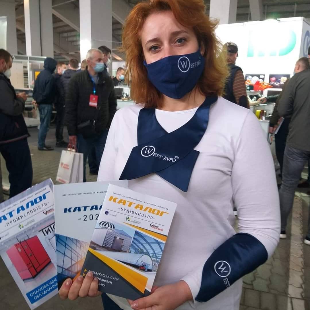 Галстук с вышитым логотипом компании