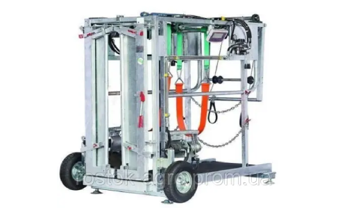 Hydraulic machine for hoof processing equipped with scales